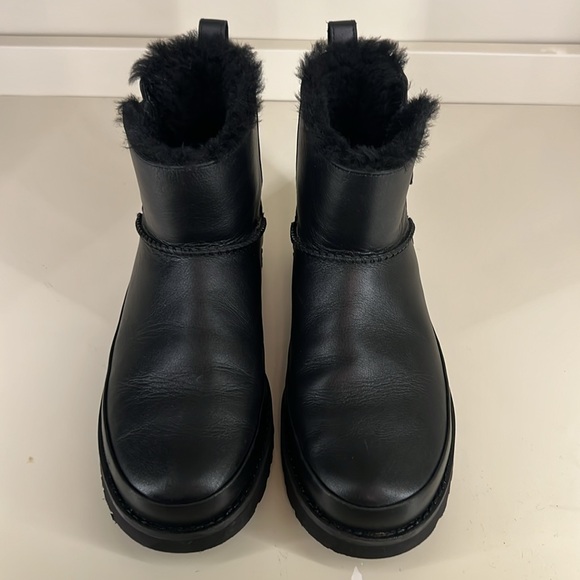 UGG Women's Classic Zip Mini Black Pre-loved - Picture 4 of 17